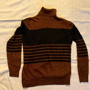 Metallic Turtleneck. Black & Gold Size L Excellent condition.